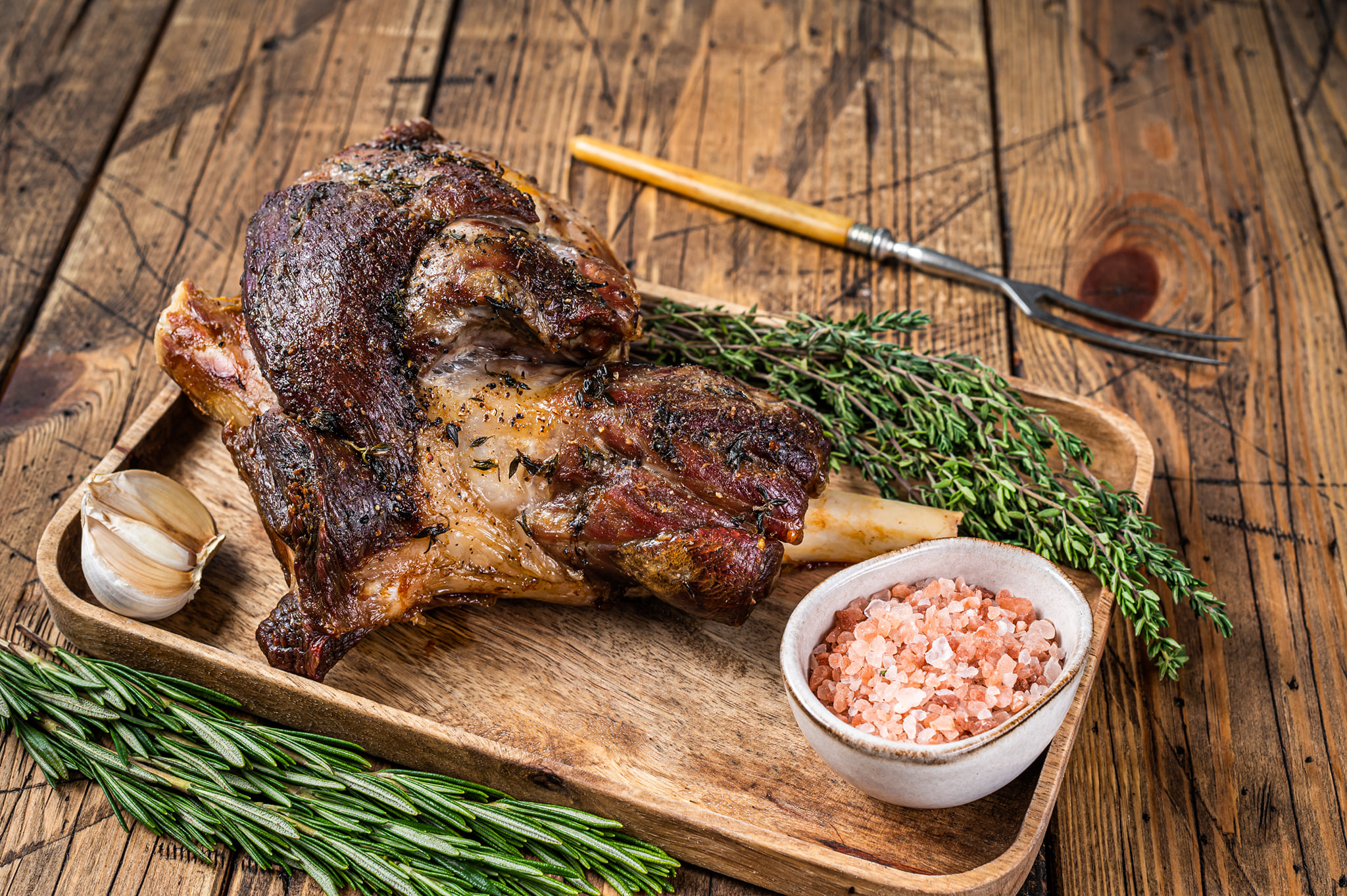 Gigot d’agneau rôti à l’ail et romarin