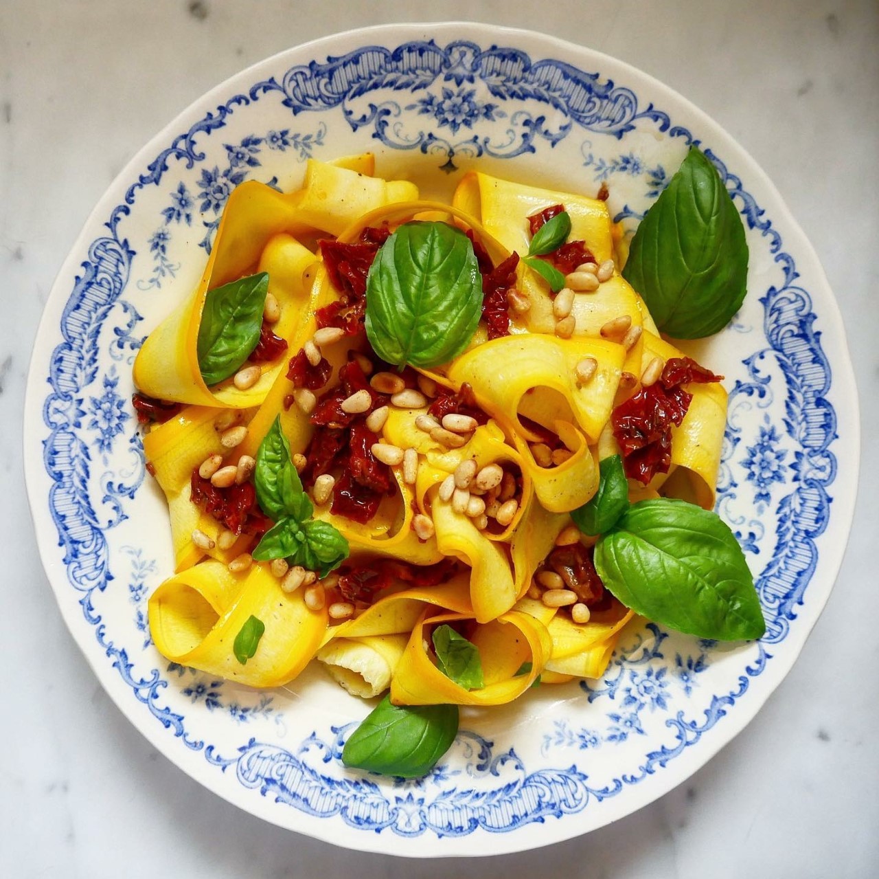 Tagliatelles de courgettes jaunes, tomates séchées, citron et basilic